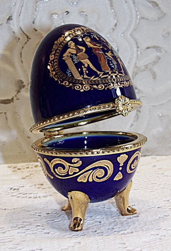 Image 1 of Oeuf Sur Pieds En Porcelaine De Style Fabergé