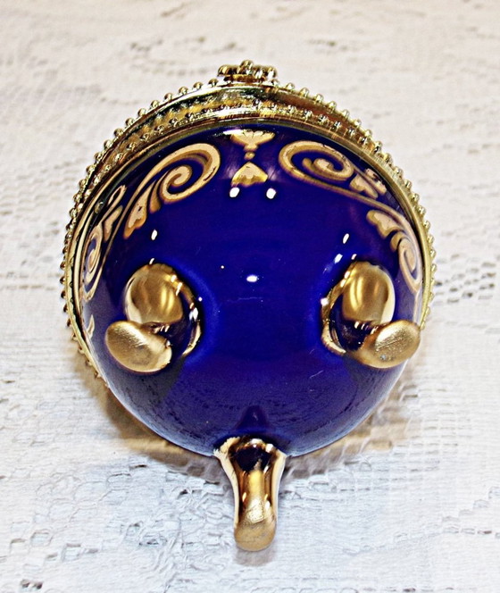 Image 1 of Oeuf Sur Pieds En Porcelaine De Style Fabergé