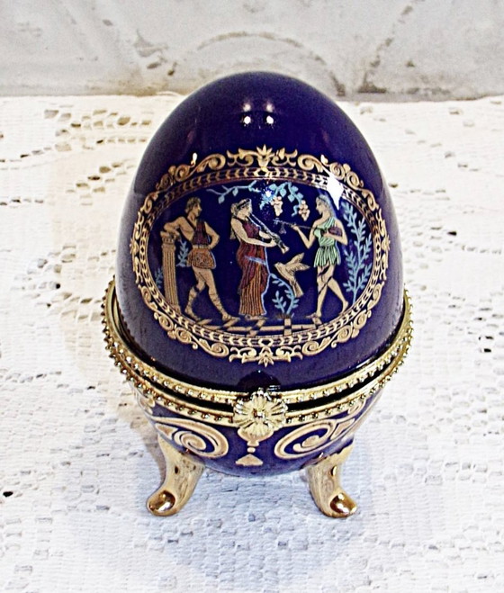 Image 1 of Oeuf Sur Pieds En Porcelaine De Style Fabergé