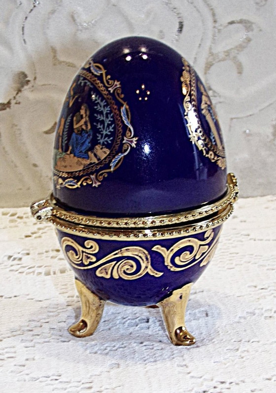 Image 1 of Oeuf Sur Pieds En Porcelaine De Style Fabergé