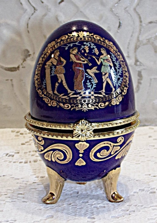 Oeuf Sur Pieds En Porcelaine De Style Fabergé