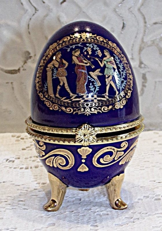 Image 1 of Oeuf Sur Pieds En Porcelaine De Style Fabergé