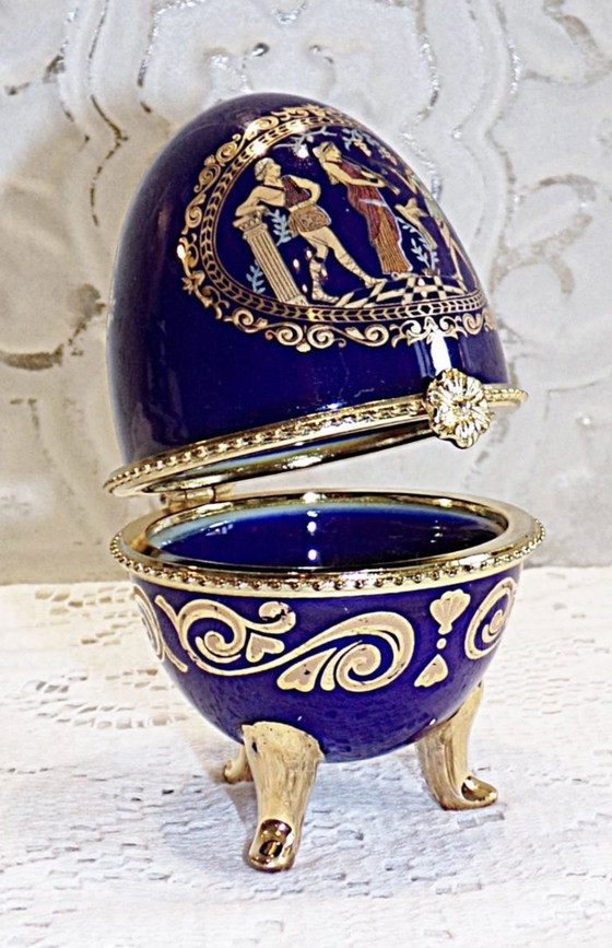 Image 1 of Oeuf Sur Pieds En Porcelaine De Style Fabergé