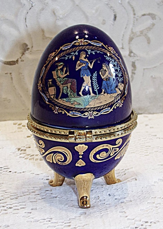 Image 1 of Oeuf Sur Pieds En Porcelaine De Style Fabergé