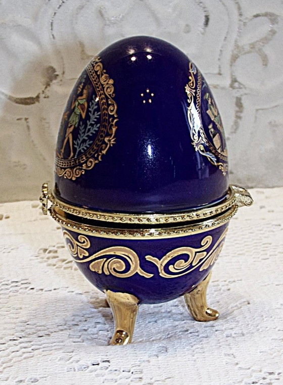 Image 1 of Oeuf Sur Pieds En Porcelaine De Style Fabergé