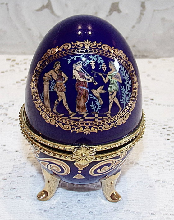 Image 1 of Oeuf Sur Pieds En Porcelaine De Style Fabergé