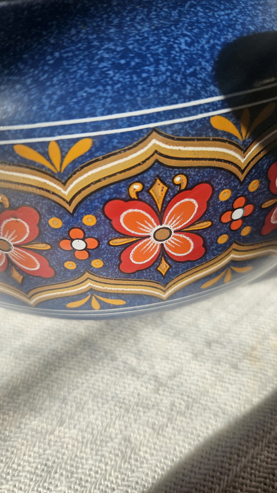 Image 1 of Magnifique poêle rétro en céramique bleue avec motif de fleurs orange