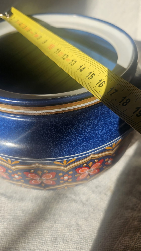 Image 1 of Magnifique poêle rétro en céramique bleue avec motif de fleurs orange