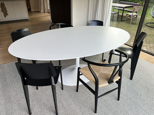 Table à manger ovale de l'ère spatiale