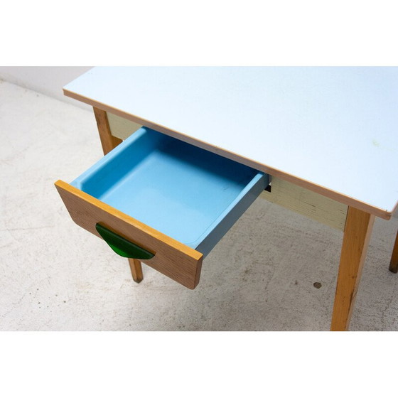 Image 1 of Table d'appoint en bois et formica du milieu du siècle, Tchécoslovaquie années 1960