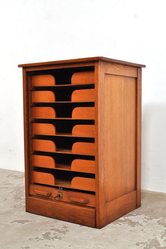 Image 1 of Armoire à portes roulantes en chêne