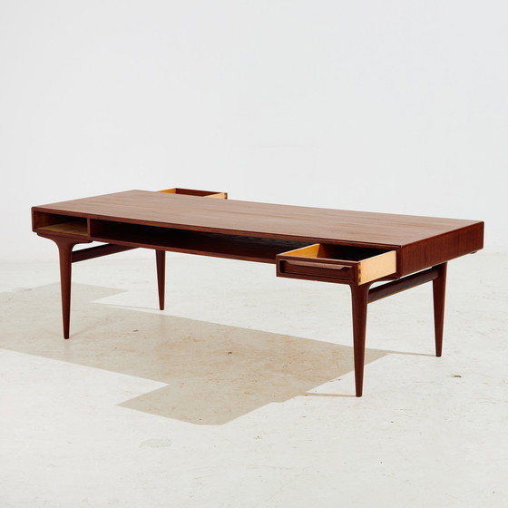 Image 1 of Mk10665 Table basse en teck restaurée