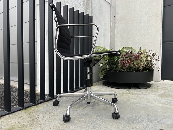 Image 1 of 2X Vitra Eames Ea117 Hopsak Chaises pivotantes