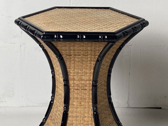 Image 1 of Table d'appoint en bambou et rotin de style Régence, années 1960