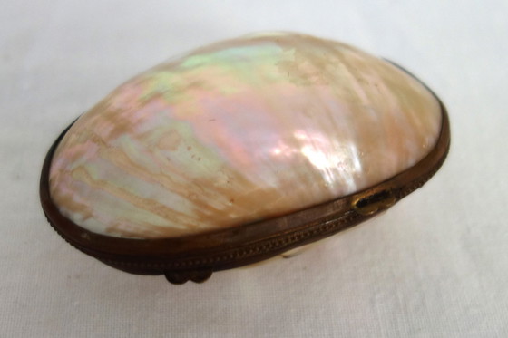 Image 1 of Œuf Nacre Étui Porte Chapelet Laiton XIXème Siècle