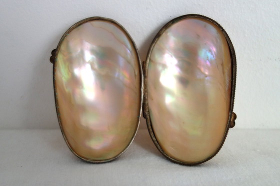 Image 1 of Œuf Nacre Étui Porte Chapelet Laiton XIXème Siècle