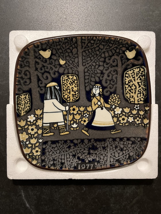 Image 1 of Plaque annuelle de l'Arabie finlandaise / Plaque annuelle 1977 Dans sa boîte d'origine. Dessin : Raija Uosikkinen