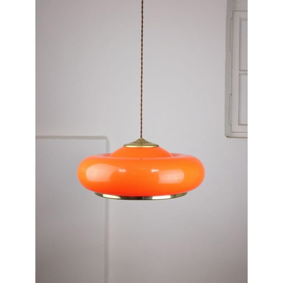 Image 1 of Lampe suspendue Space-age en laiton et plexiglas orange, 1970