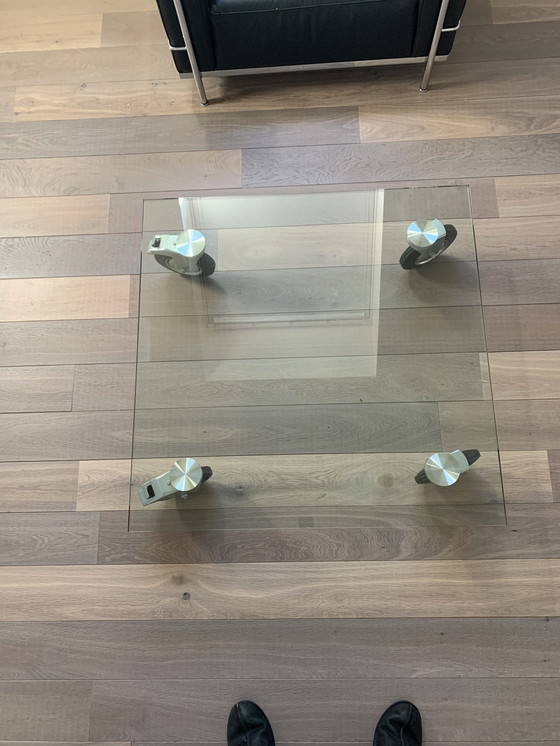 Image 1 of Table basse sur roulettes