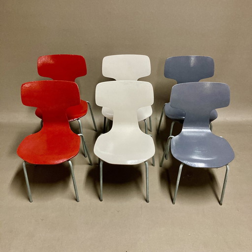 Six Chaises Modèle Enfant Arne Jacobsen.