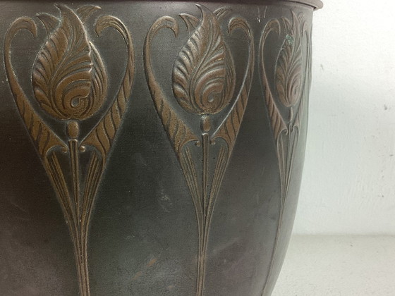 Image 1 of Art Nouveau Art Nouveau Pot de fleurs en cuivre Motifs de fleurs