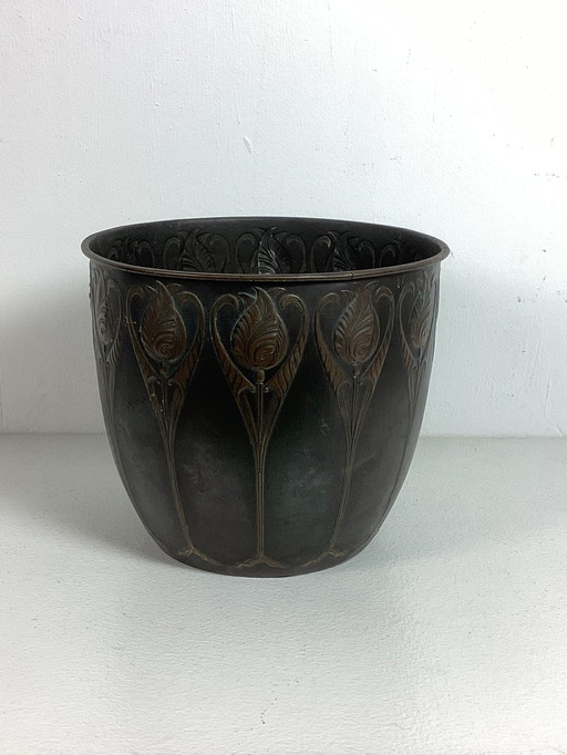 Art Nouveau Art Nouveau Pot de fleurs en cuivre Motifs de fleurs