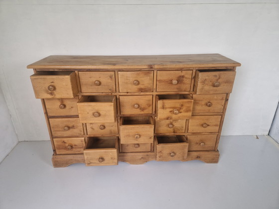 Image 1 of Armoire d'apothicaire vintage en bois de pin