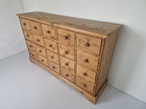 Image 1 of Armoire d'apothicaire vintage en bois de pin