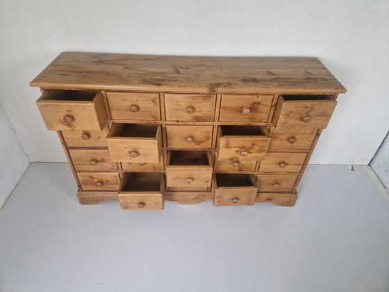 Image 1 of Armoire d'apothicaire vintage en bois de pin
