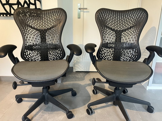 Image 1 of 2x chaises de bureau Herman Miller Mirra 1