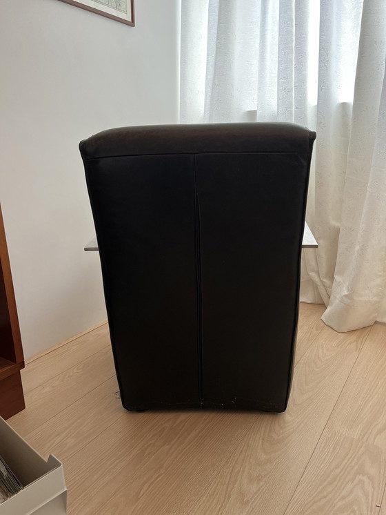 Image 1 of Fauteuil en cuir noir, dur mais fin