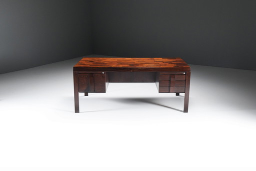 Superbe table de bureau en palissandre brésilien par Jean Gillon pour Italma Woodart.