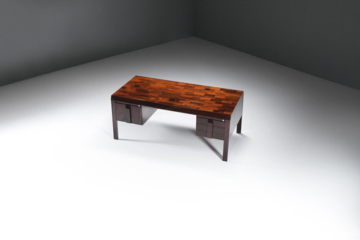 Superbe table de bureau en palissandre brésilien par Jean Gillon pour Italma Woodart.