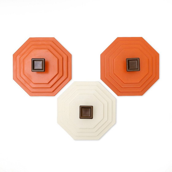 Image 1 of Ensemble de 3 cintres en plastique vintage, 1970