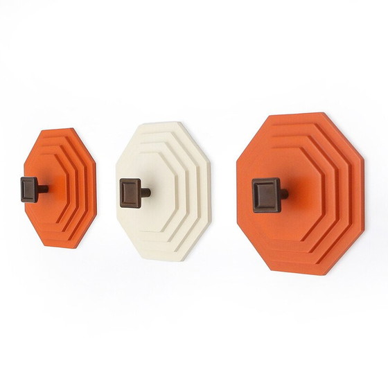 Image 1 of Ensemble de 3 cintres en plastique vintage, 1970