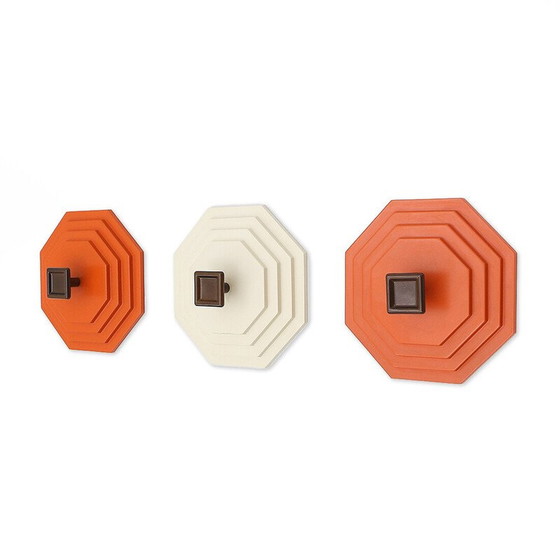 Image 1 of Ensemble de 3 cintres en plastique vintage, 1970