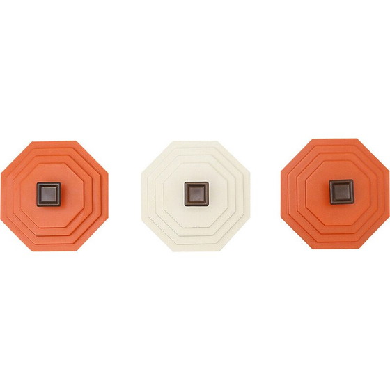 Image 1 of Ensemble de 3 cintres en plastique vintage, 1970
