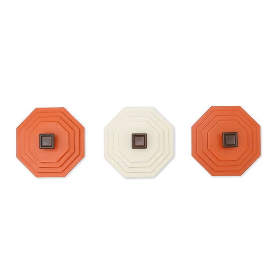 Image 1 of Ensemble de 3 cintres en plastique vintage, 1970