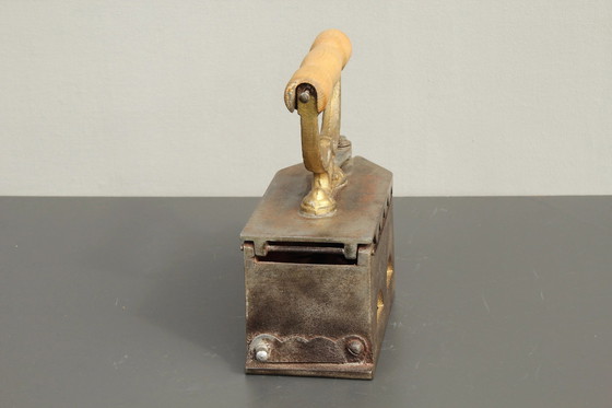 Image 1 of Fer à repasser antique au charbon Vers 1900 Avec décor en or