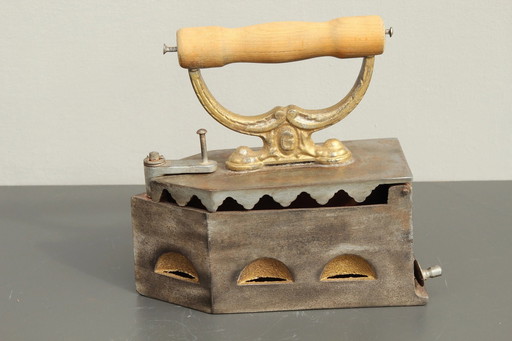 Fer à repasser antique au charbon Vers 1900 Avec décor en or