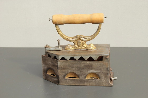 Image 1 of Fer à repasser antique au charbon Vers 1900 Avec décor en or