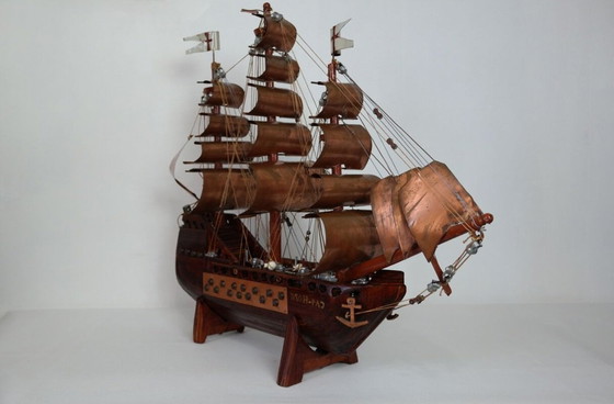 Image 1 of Bateau En Bois Exotique Et Cuivre Artisanal Vintage