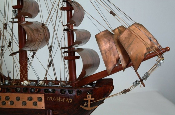 Image 1 of Bateau En Bois Exotique Et Cuivre Artisanal Vintage