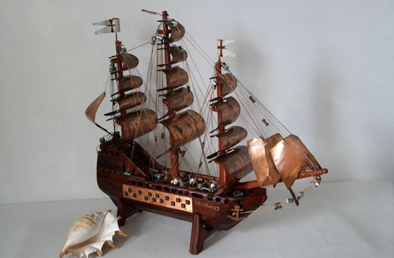 Image 1 of Bateau En Bois Exotique Et Cuivre Artisanal Vintage