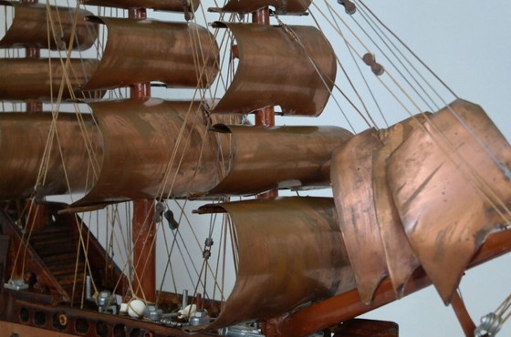 Image 1 of Bateau En Bois Exotique Et Cuivre Artisanal Vintage