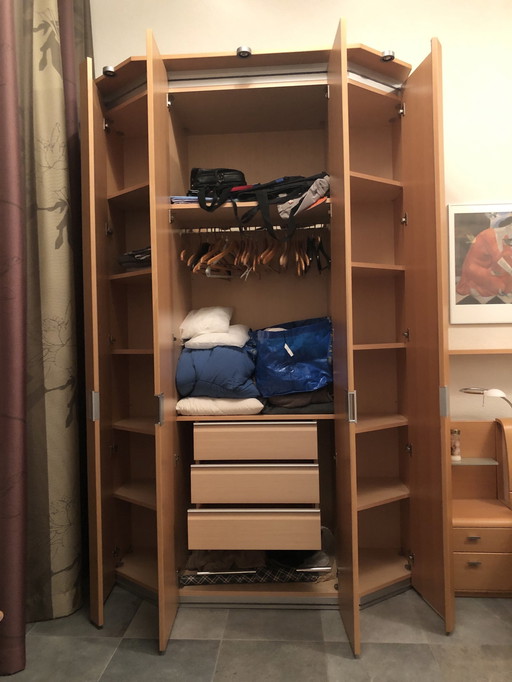 Armoire moderne avec tiroirs à fermeture progressive