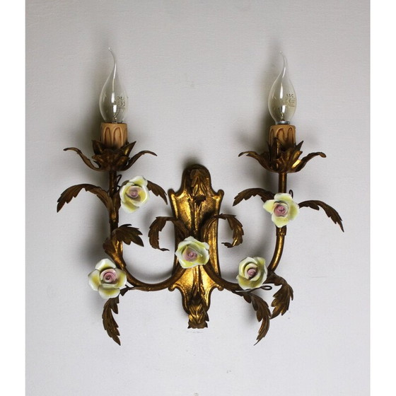 Image 1 of Paire d'appliques vintage dorées avec fleurs en porcelaine