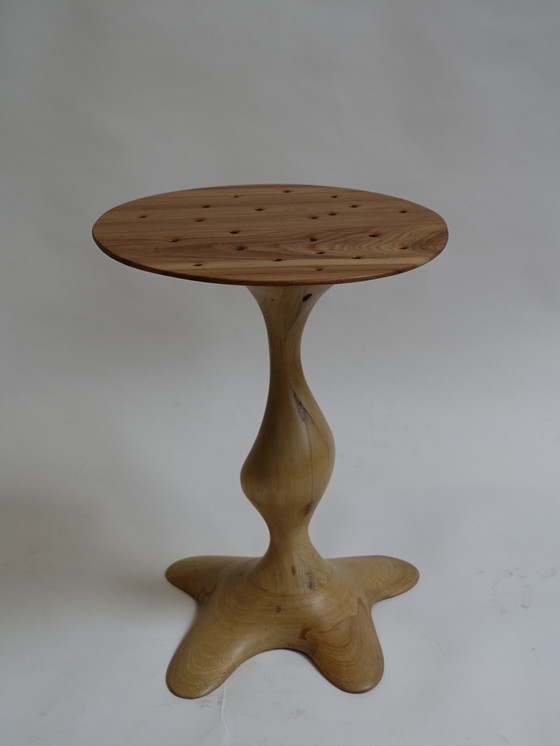 Image 1 of Table sculptée