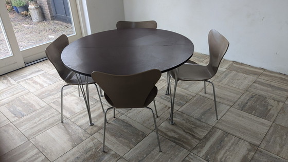 Image 1 of Table et chaises papillon Fritz Hansen