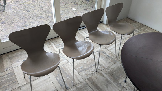 Image 1 of Table et chaises papillon Fritz Hansen